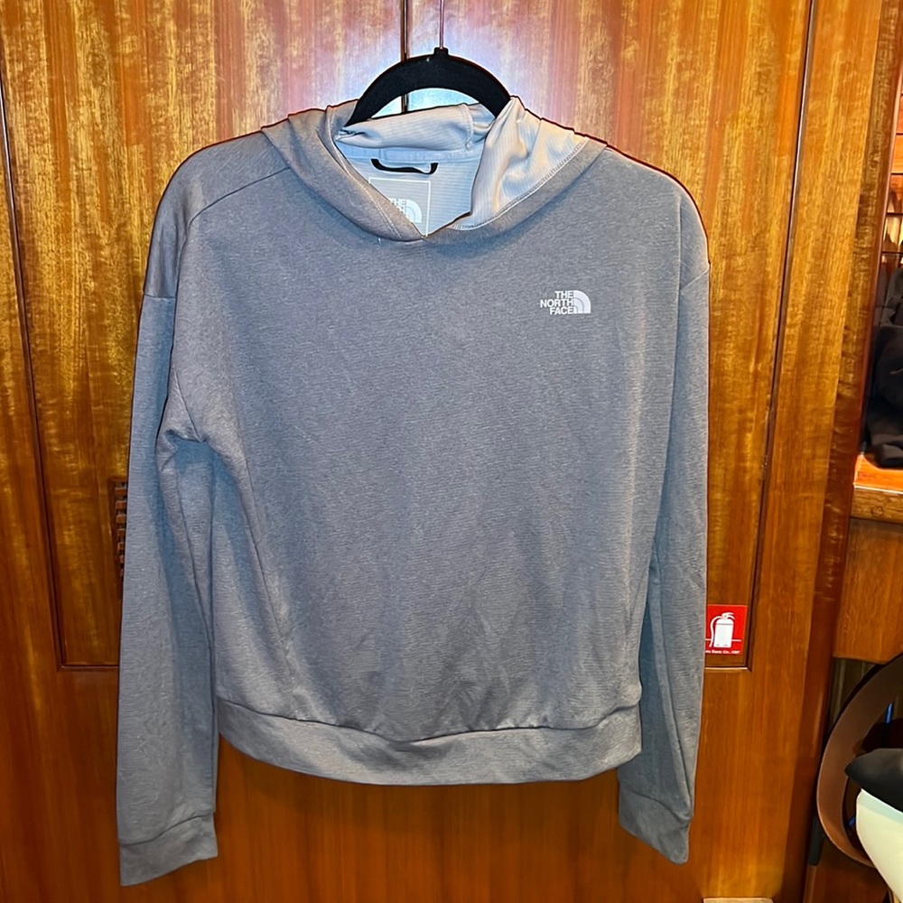 Women’s Northface light pullover